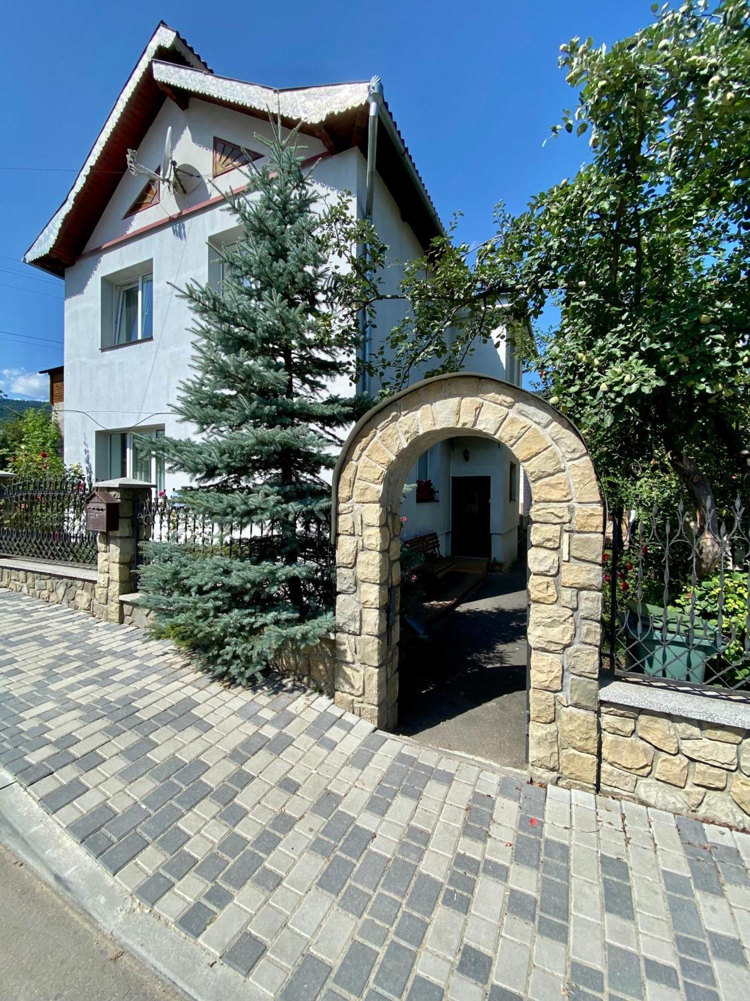 Zyma_Lito Guest House Яремче Екстериор снимка